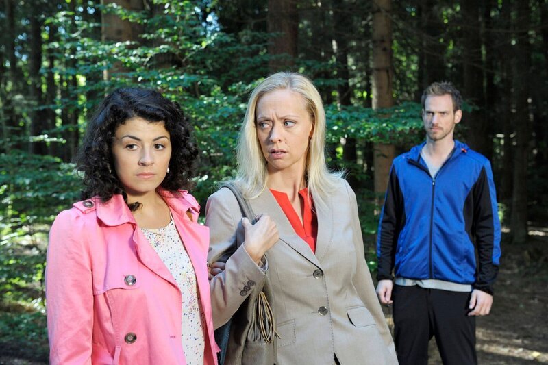 Als Coco (Mirjam Heimann, M.) und Pauline (Liza Tzschirner, l.) auf dem Weg zum „Fürstenhof“ Leonard (Christian Feist, r.) begegnen, verzweigert ihm Pauline ein Gespräch. – Bild: ARD/​Jacqueline Krause-Burberg
