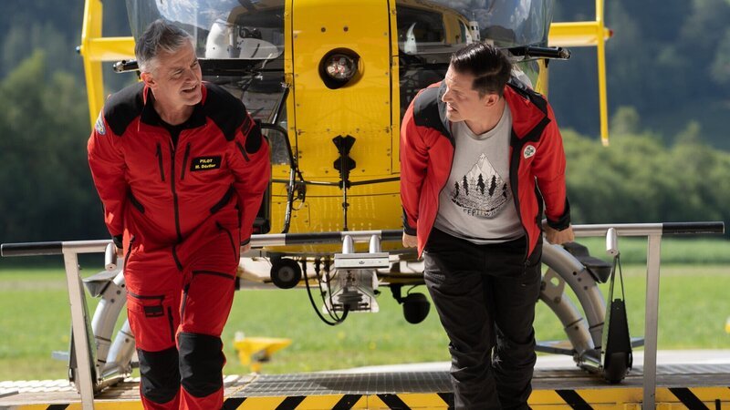 Wenn es um den Rettungshubschrauber geht, sind Michael (Robert Lohr, l.) und Rudi (Michael Pascher, r.) ein eingespieltes Team. – Bild: ZDF und Stephanie Kulbach