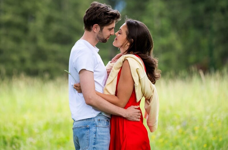 Maxi (Katharina Scheuba, r.) erinnert sich an einen ungetrübt glücklichen Moment mit Henry (Elias Reichert, l.). – Bild: ARD/​WDR/​Saskia Pavek