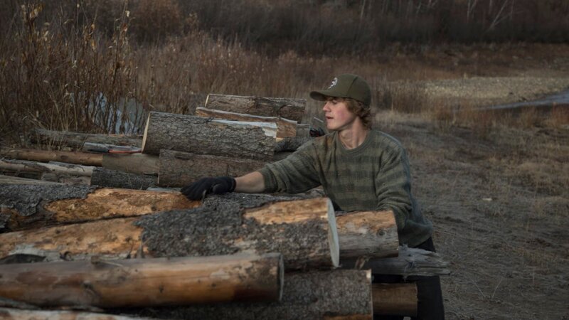 Charlie stacks logs. – Bild: Discovery Channel