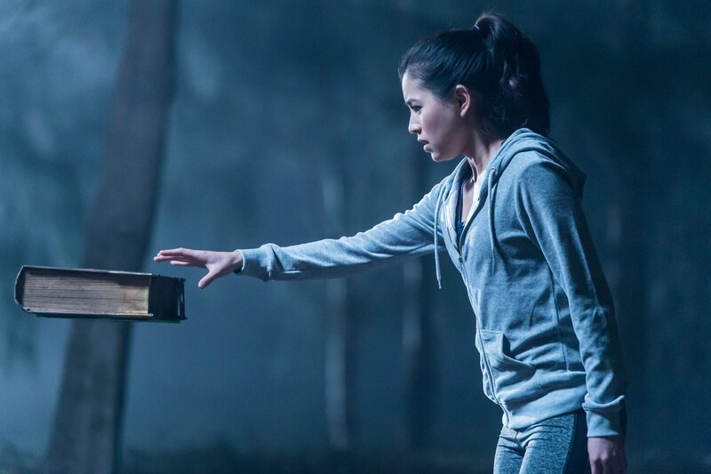 Kyra (Kimie Tsukakoshi) entdeckt beim Joggen ein altes Buch, das in der Luft zu hängen scheint. Als sie das Buch berührt, passiert etwas Seltsames. – Bild: ZDF/​Jonathan M. Shiff Productions/​Screen Queensland