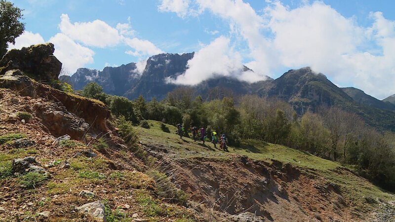 Die Gruppe beim Wandern – Bild: hr/​E+U TV Film- und Fernsehproduktion