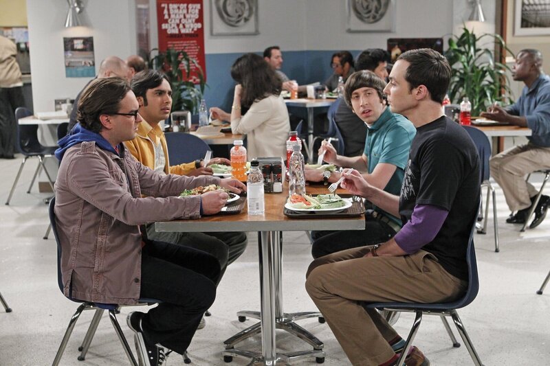 Gute Freunde: Howard (Simon Helberg, r.), Sheldon (Jim Parsons, 2.v.r.), Leonard (Johnny Galecki, l.) und Raj (Kunal Nayyar, 2.v.l.) … – Bild: Warner Brothers Lizenzbild frei