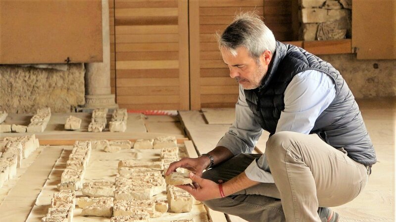 Alberto Montejo entschlüsselt die Geheimnisse der Palaststadt Medina Azahara, die seit 1.000 Jahren vor Cordoba in Ruinen liegt. – Bild: ORF/​NDR/​planetfilm/​Claudia Rauch