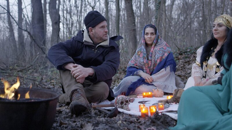 Gastgeber Sam Sheridan lauscht den Geschichten über einige der Dinge, die die rumänischen Hexen getan haben. – Bild: Karga Seven Pictures / National Geographic Gastgeber Sam Sheridan lauscht den Geschichten über einige der Dinge, die die rumänischen Hexen getan haben. – Bild: Karga Seven Pictures / National Geographic