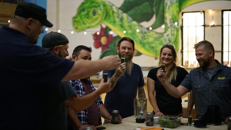 The guys all cheers their Kevin shots after hearing who all lost the bet. – Bild: Animal Planet /​ Discovery Communications