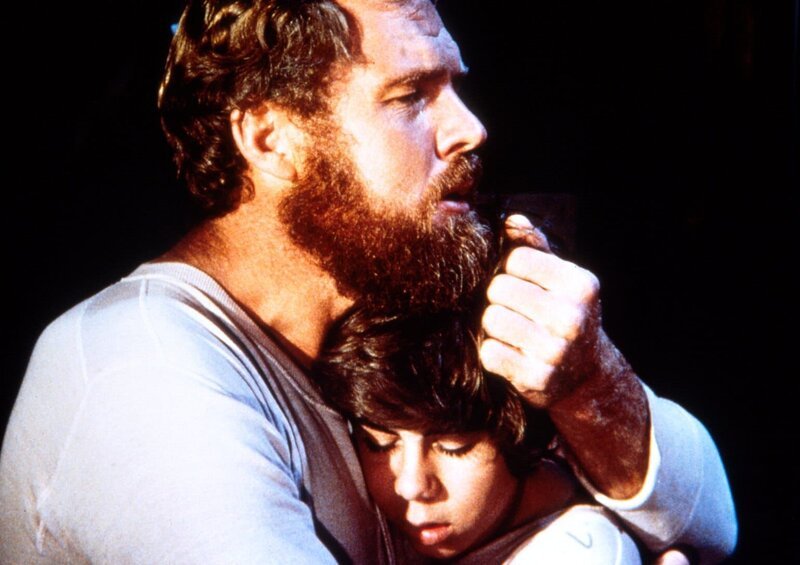 Jonathan Garvey (Merlin Olsen, l.) versucht, seinen Sohn Andy (Patrick Laborteaux, r.), der nicht über den Tod seiner Mutter hinwegkommt, zu trösten. – Bild: Sat.1 Gold