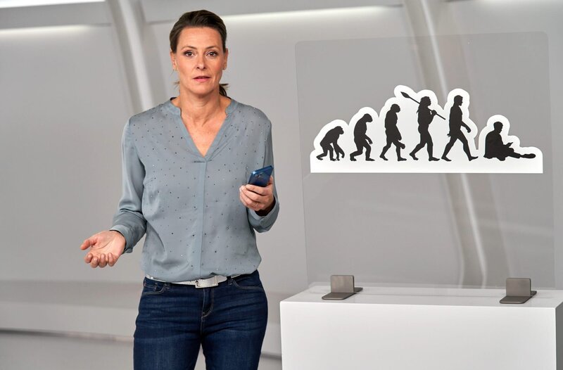 Smartphones verändern das Verhalten von Jugendlichen drastisch – sie gehen weniger aus, sind aber auch weniger glücklich. Welche langfristigen Folgen das für unsere Gesellschaft haben kann, erklärt Anja Reschke in „Wissen vor acht – Zukunft“. – Bild: ARD/​Michael Boehme