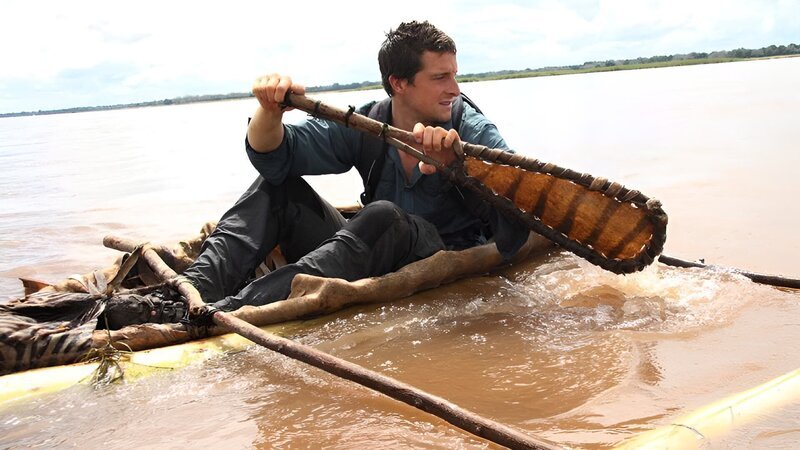 Close up of Bear Grylls in zebra skin canoe. – Bild: Warner Bros. Discovery