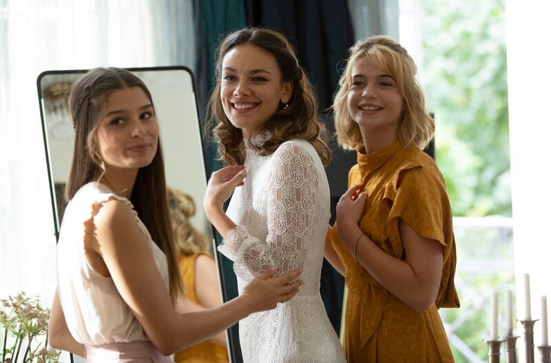 Kurz vor der Hochzeit: Sophie (Lara Aylin Winkler), Antonia (Janina Uhse) und Luna (Lisa-Marie Koroll). – Bild: ARD Degeto/Studiocanal GmbH/Frédéric Batier Kurz vor der Hochzeit: Sophie (Lara Aylin Winkler), Antonia (Janina Uhse) und Luna (Lisa-Marie Koroll). – Bild: ARD Degeto/Studiocanal GmbH/Frédéric Batier