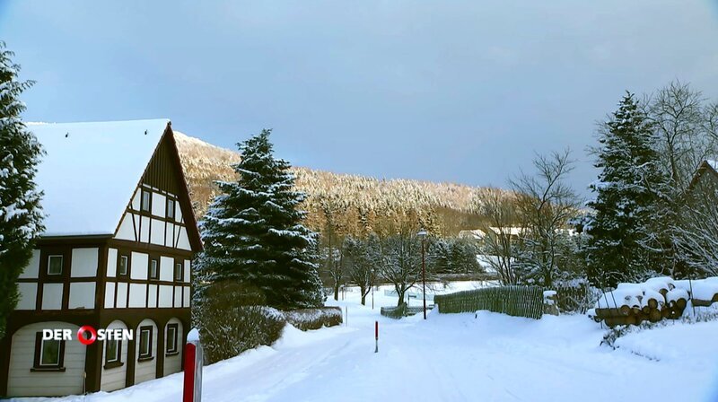 MDR FERNSEHEN DER OSTEN – ENTDECKE WO DU LEBST: EIN DORF FÜR SCHWESTER AGNES, am Dienstag (25.02.25) um 21:00 Uhr. Ab 18.02.2025, 00:00 Uhr in der ARD-Mediathek. Durch Waltersdorf, einem kleinen Ort in der Oberlausitz, weht Anfang der 1970er ein Hauch von Hollywood. Zu dieser Zeit drehten Filmleute aus Berlin und Babelsberg den DEFA-Kultfilm „Schwester Agnes“, der 1975 erstmals ausgestrahlt wurde. Daran erinnern sich die Oberlausitzer bis heute, denn einige von ihnen spielten als Komparsen mit im Film. Auch heute noch hat „Schwester Agnes“ bei den Fernsehzuschauern viele Fans, denn die Gemeindeschwester heilte nicht nur mit Herz und Berliner Schnauze, sondern kümmerte sich auch um viele andere Belange. Im Kampf gegen die Wohnungsnot legte sie sich auch gern mal mit den Mächtigen im Gemeinderat an. Dort, wo der Bürgermeister damals mit Schwester Agnes diskutierte, wird heute fleißig gearbeitet. Die Schlagerstars Kathrin und Peter restaurieren das Umgebindehaus. Auf dem Dachboden hat der Entertainer zufällig einen echten Filmschatz entdeckt: Das alte Schild des Gemeindehauses „Krummbach“, so heißt das Dorf im Film. Dorfansicht – Bild: MDR MDR FERNSEHEN DER OSTEN – ENTDECKE WO DU LEBST: EIN DORF FÜR SCHWESTER AGNES, am Dienstag (25.02.25) um 21:00 Uhr. Ab 18.02.2025, 00:00 Uhr in der ARD-Mediathek. Durch Waltersdorf, einem kleinen Ort in der Oberlausitz, weht Anfang der 1970er ein Hauch von Hollywood. Zu dieser Zeit drehten Filmleute aus Berlin und Babelsberg den DEFA-Kultfilm „Schwester Agnes“, der 1975 erstmals ausgestrahlt wurde. Daran erinnern sich die Oberlausitzer bis heute, denn einige von ihnen spielten als Komparsen mit im Film. Auch heute noch hat „Schwester Agnes“ bei den Fernsehzuschauern viele Fans, denn die Gemeindeschwester heilte nicht nur mit Herz und Berliner Schnauze, sondern kümmerte sich auch um viele andere Belange. Im Kampf gegen die Wohnungsnot legte sie sich auch gern mal mit den Mächtigen im Gemeinderat an. Dort, wo der Bürgermeister damals mit Schwester Agnes diskutierte, wird heute fleißig gearbeitet. Die Schlagerstars Kathrin und Peter restaurieren das Umgebindehaus. Auf dem Dachboden hat der Entertainer zufällig einen echten Filmschatz entdeckt: Das alte Schild des Gemeindehauses „Krummbach“, so heißt das Dorf im Film. Dorfansicht – Bild: MDR