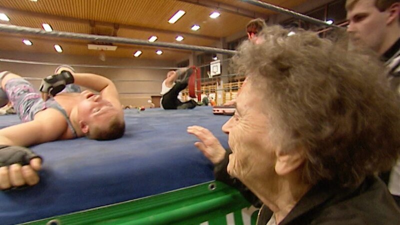Oma Abraham feuert leidenschaftlich ihren Enkel Roman beim Catchen an. Er zählt bereits zu den besten österreichischen Nachwuchswrestlern. – Bild: ORF
