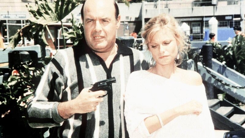 Der Gangsterboß Drayger (Michael Lombard) hält Murrays Freundin Brenda Malloy (Kay Lenz) gefangen. Er ist der Ansicht, daß sie ihn geschäftlich betrügen wollte. – Bild: RTL Crime
