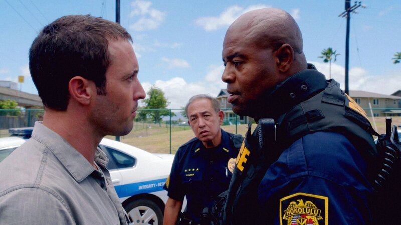 Commander Grover (Chi McBride, right, with Dennis Chun, center). – Bild: 2013 CBS BROADCASTING INC. All Rights Reserved. Lizenzbild frei