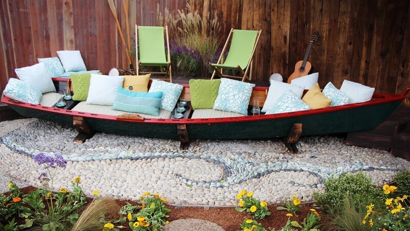 Grace, Adam und ihr gemeinsamer Sohn Zealand lieben es, ihre Freizeit draußen im Grünen zu verbringen, doch ihr Garten ist in seinem jetzigen Zustand nicht für Outdoor-Aktivitäten geeignet. Landschaftsdesignerin Sara will das ändern und plant einen Yoga-Pavillon für Grace, eine Gartendusche und Umkleide für Adam sowie eine gemütliche Veranda zum Ausspannen. – Bild: HGTV