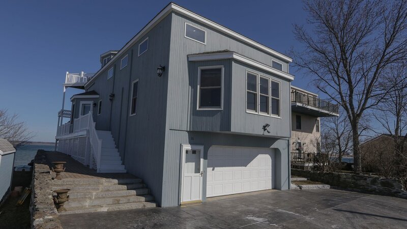 The exterior of the Harbor House in Seabrook, New Hampshire, as seen on HGTV’s Beach Hunters. – Bild: WSP 6D DS3 /​ ©2017,HGTV/​Scripps Networks, LLC. All Rights Reserved