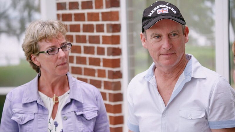 Ein Globetrotter-Paar aus Großbritannien sucht an den sonnigen Ufern von Gulf Breeze, Florida, nach ihrem Traum-Strandhaus. Sie möchte in ein Haus umringt von vielen Bäumen und einer Terrasse ziehen, um viele Gäste empfangen zu können. Er möchte renovieren, um das Haus zu ihrem Eigen zu machen. – Bild: HGTV
