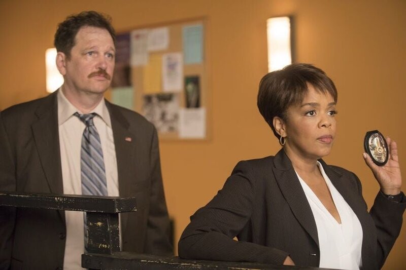 L-R: Detective John Loach (John Pirruccello) and Detective Janice Moss (Paula Newsome) – Bild: port.hu