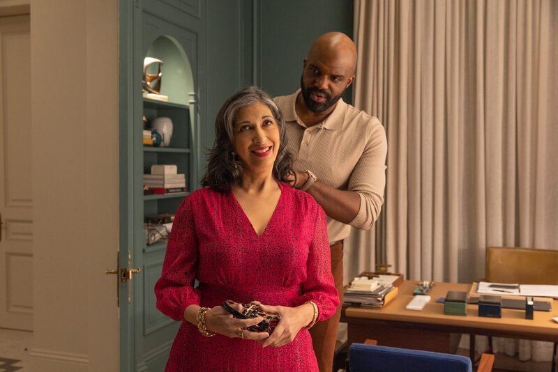 Marcus (Carl Clemons-Hopkins) versucht sich an ein Leben ohne Wilson zu gewöhnen, während Josefina (Rose Abdoo) Deborahs Abwesenheit nutzt, um sich ins Datingleben zu stürzen. – Bild: ZDF und Karen Ballard