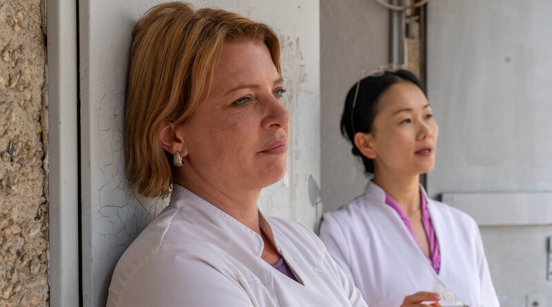 Willkommen in der „Beauty Oase Marzahn“: Für die Schriftstellerin Kathi Grabowski (Jördis Triebel, li.) beginnt im Kosmetiksalon von Jenny Chan (Yvonne Yung Hee Bormann, re.) nicht nur eine berufliche Neufindung. – Bild: ARD Degeto Fim/​UFA Fiction GmbH/​Oliver Vaccaro