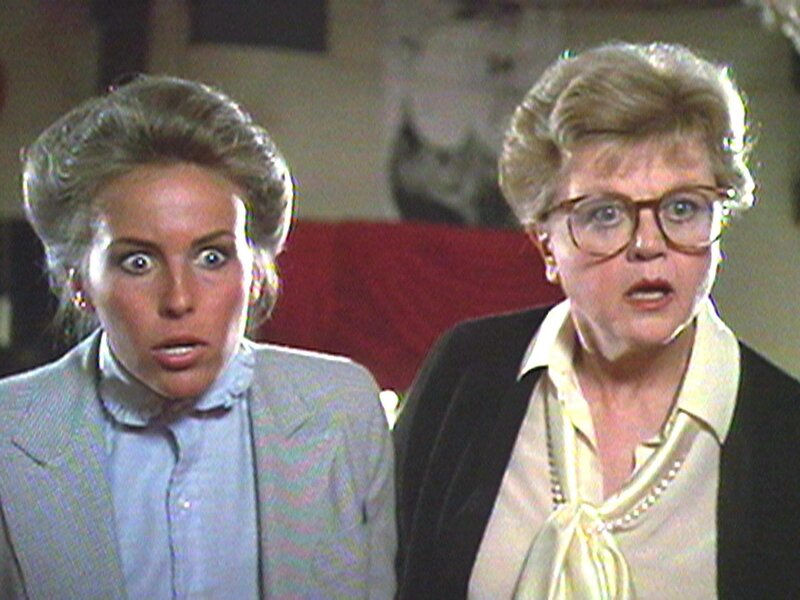 Jessica (Angela Lansbury) und ihre Nichte Victoria (Genie Francis) sind völlig verblüfft, als sie Victorias Verlobten bei einem Auftritt als Transvestit entdecken. – Bild: Warner TV Serie