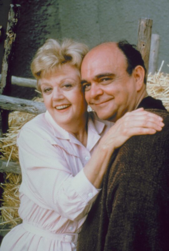 Jessica (Angela Lansbury, l.) besucht ihren Neffen Bert, der im Polizeidienst ist, und dessen Familie. Da wird sie von einem Mitarbeiter des Horrorparkbesitzers Horatio Baldwin (James Coco, r.) eingeladen, bei der Einweihung eines neuen Parks teilzunehmen. – Bild: AXN Crime