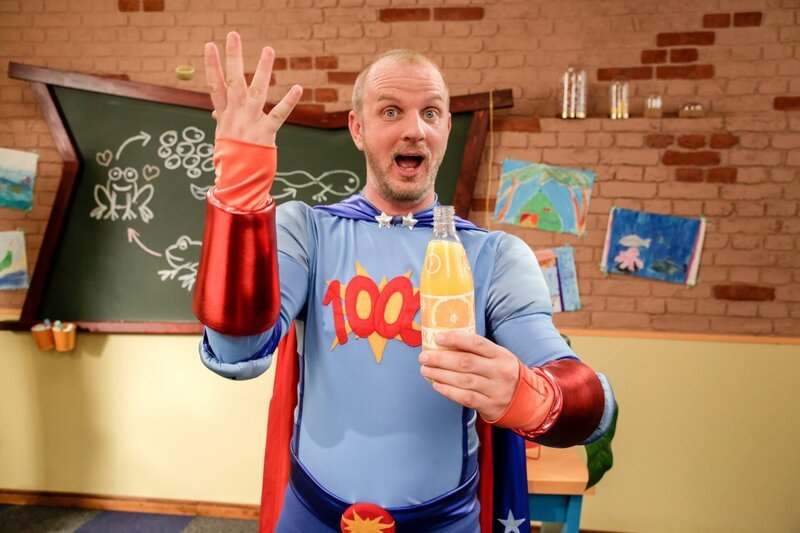 Zaubertricks mit Orangensaft: Magic Max bringt seine Zuschauer zum Staunen. – Bild: ZDF/​Günther Pichlkostner