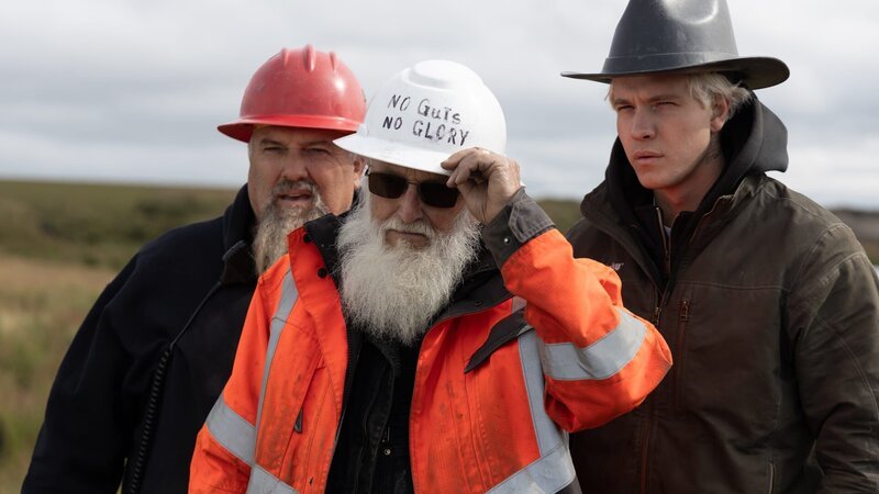 (left to right) Todd Hoffman, Jack Hoffman and Hunter Hoffman, the heart of the mine together at the end of their tough season. – Bild: Warner Bros. Discovery, Inc. or its subsidiaries and affiliates.