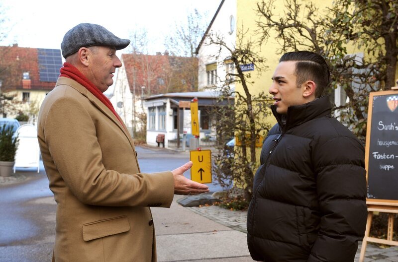 Hubert (Bernhard Ulrich) spricht mit Leon (Joel Akgün) über seine Vergangenheit. – Bild: BR/​Marco Orlando Pichler