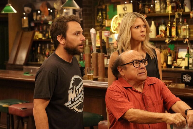 (v.l.n.r.) Charlie Kelly (Charlie Day); Frank Reynolds (Danny DeVito); Dee Reynolds (Kaitlin Olson) – Bild: Bluebush Productions, LLC