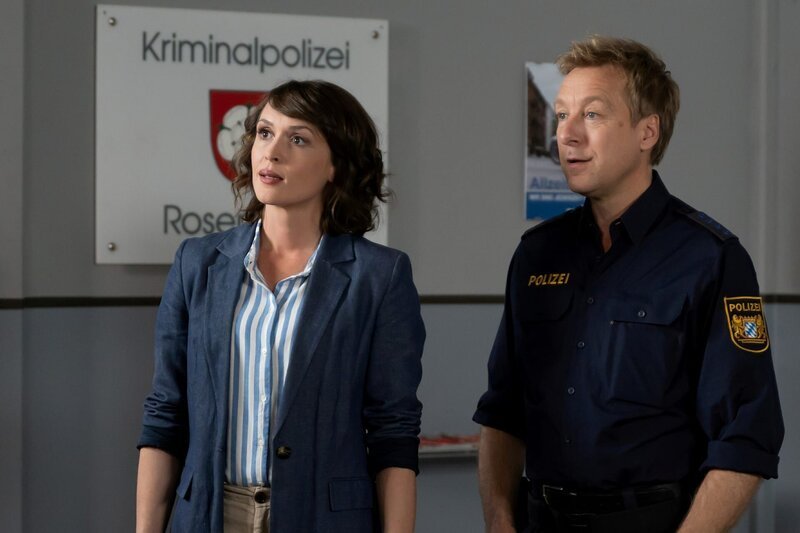 Kommissarin Andresen und Polizeihauptmeister Mohr sind gespannt auf die neuesten Informationen. – Bild: Linda Gschwentner /​ ZDF Enterprises GmbH