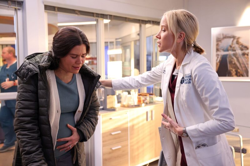 Tessa Dunn (Meredith Garretson, l), Dr. Hannah Asher (Jessy Schram, r) – Bild: NBC