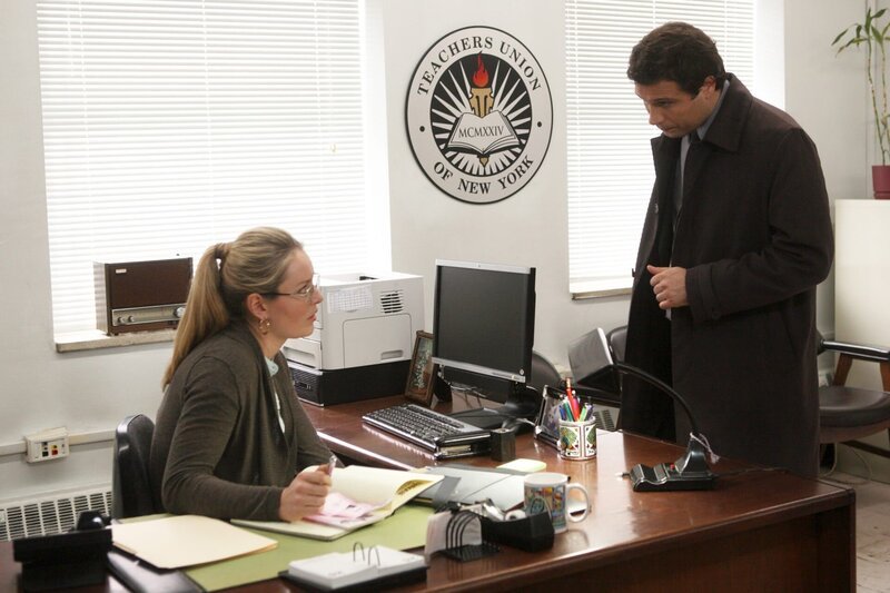 Sekräterin (Lindsey Vonn, l.); Cyrus Lupo (Jeremy Sisto, r.) – Bild: NBC Universal, Inc. /​ 13TH STREET