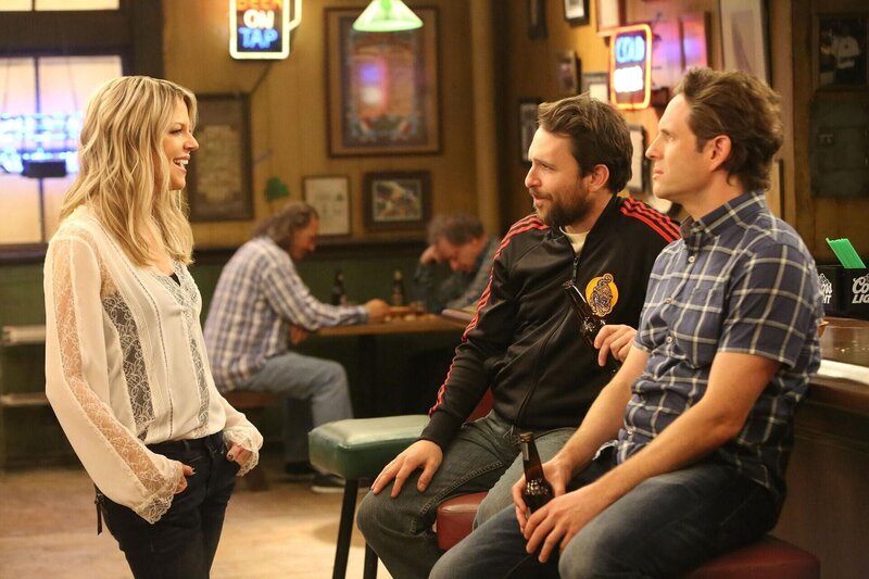 (v.l.n.r.) Dee Reynolds (Kaitlin Olson); Charlie Kelly (Charlie Day); Dennis Reynolds (Glenn Howerton) – Bild: Bluebush Productions, LLC