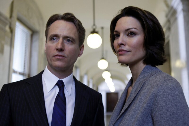 Michael Cutter (Linus Roache, l.); Connie Rubirosa (Alana De La Garza, r.) – Bild: NBC Universal, Inc. und 13TH STREET