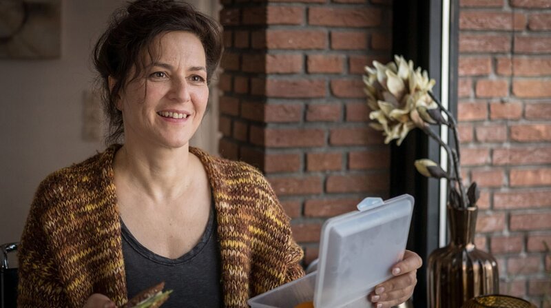 Beim Frühstück erfährt Doris (Martina Gedeck) von ihrem Mann Georg, dass er eine Affäre hat. – Bild: ZDF und ARD Degeto/Boris Laewen. Beim Frühstück erfährt Doris (Martina Gedeck) von ihrem Mann Georg, dass er eine Affäre hat. – Bild: ZDF und ARD Degeto/Boris Laewen.