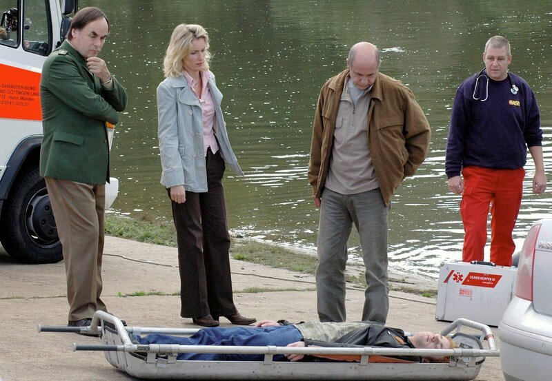 Kreutzkamp (Adam Oest), der Leiter der Polizeischule, Kommissarin Lindholm (Maria Furtwängler) und Kommissar Pieper (Thomas Meinhardt) betrachten geschockt die Leiche des Polizeischülers Olaf Reins (Konstantin Prochorowski). – Bild: NDR/​Marion von der Mehden