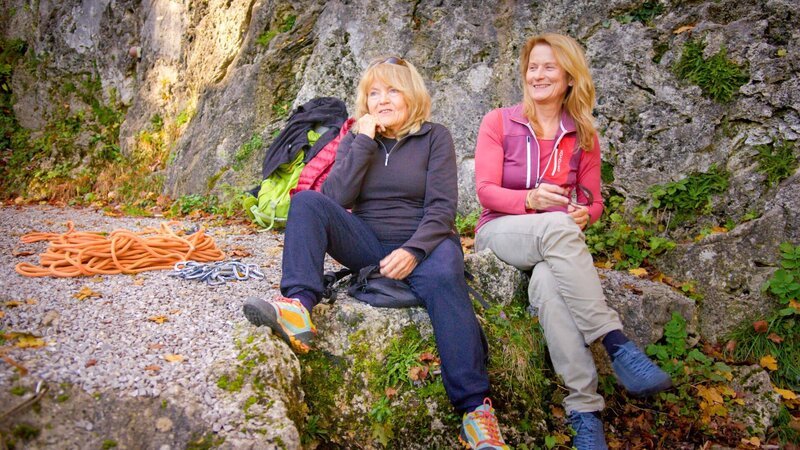 Gerlinde Kaltenbrunner ist die bekannteste österreichische Bergsteigerin. Sie hat alle 14 Achttausender der Welt bezwungen. Ihre Erfolge haben maßgeblich dazu beigetragen, dass Leistungen von Frauen im männerdominierten Bergsport anerkannt worden sind. Sie selbst meint dazu: „Es gibt immer wieder Männer, die nicht akzeptieren können, dass es auch starke Frauen gibt. Aber, das ist dann ihr Problem, nicht unseres.“ Bis in die 1990er Jahre hatten es erfolgreiche Bergsteigerinnen nicht leicht. Vielfach wurden ihre Leistungen herabgewürdigt. Die Gesellschaft sah Frauen in der Mutterrolle. Eine Mutter, die auf den Berg klettert, das galt lange Zeit als gesellschaftliches Tabu. Im Bild: Gertrude Reinisch und Christine Eberl, Teilnehmerinnen der Österreichischen Frauenexpedition 1994. – Bild: ORF, ipFilm