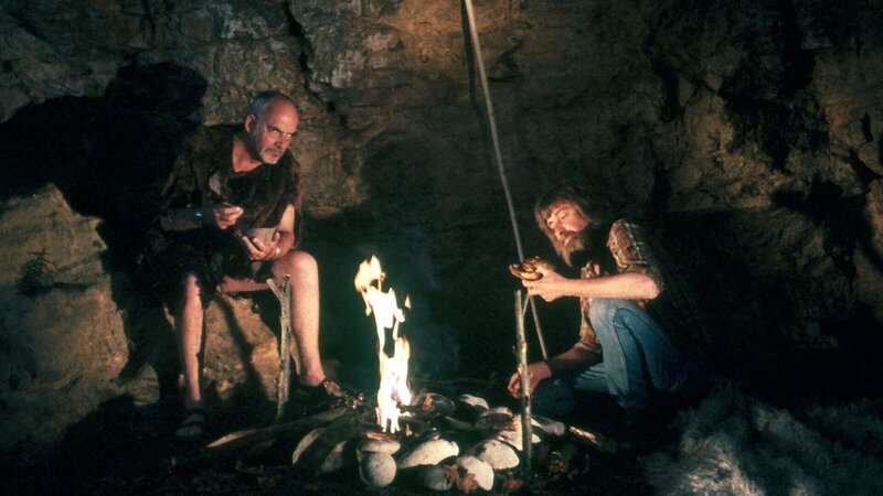 Um seinem Nachbarn zu beweisen, dass es auch ohne die Errungenschaften der Zivilisation geht, will Peter (Peter Lustig, l.) drei Tage wie ein Steinzeitmensch (Harm Paulsen, r.) in der Wildnis leben. – Bild: ZDF und Michael Schuff
