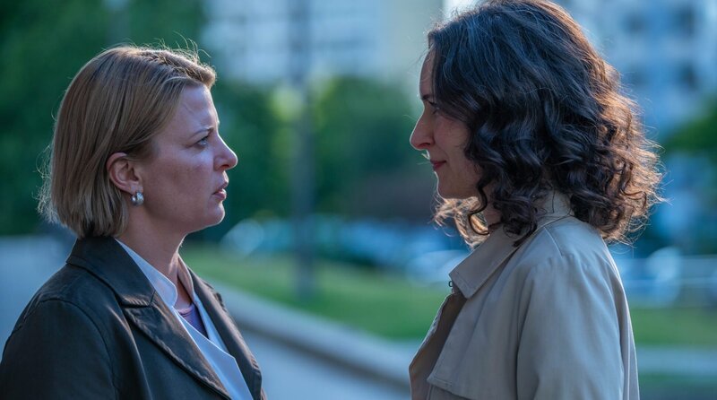Die fesche Kolumnistin Susanne (Anja Taschenberg, re.) ist eine ehemalige Kollegin von Kathi (Jördis Triebel, li.). – Bild: ARD Degeto Fim/​UFA Fiction GmbH/​Oliver Vaccaro