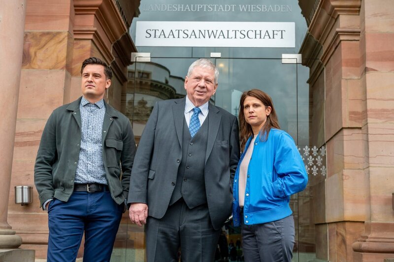 Oberkommissar Alexander Witte (Jannik Mioducki, l.), Oberstaatsanwalt Bernd Reuther (Rainer Hunold, M.) und Hauptkommissarin Julia Schröder (Anika Baumann, r.) arbeiten erneut zusammen, um ein Verbrechen aufzuklären. – Bild: ORF/​ZDF/​Martin Kaufhold