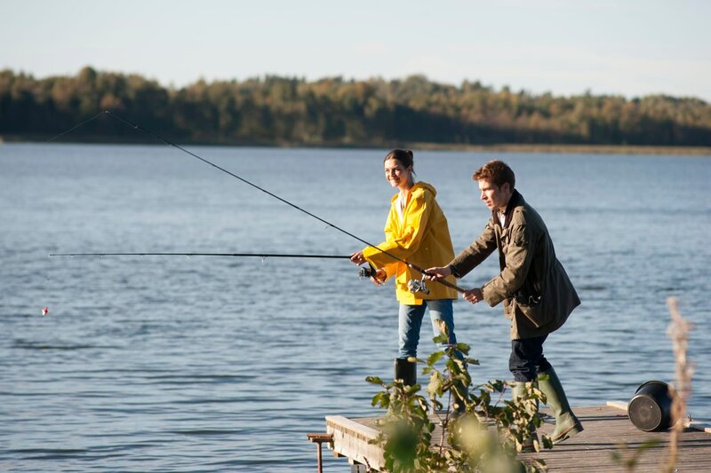 Elin (Susan Hoecke) und Jörn (Nico Rogner) suchen Abwechslung beim Angeln. – Bild: Romance TV (DE) /​ STEPHANIE KULBACH