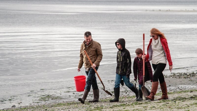 As seen on HGTV’s Beach Hunters, homebuyers Kevin and Silvina, along with their two kids, hunt for clams along the beach on Washington’s Whidbey Island. – Bild: 2018, Scripps Networks, LLC. All Rights Reserved.