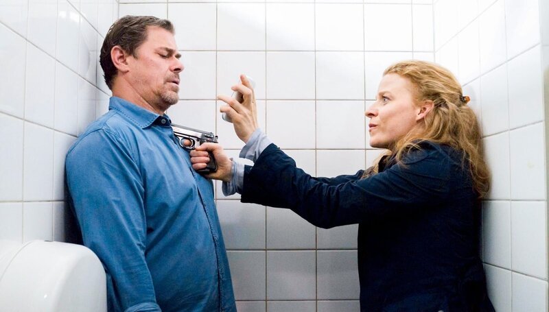 Nadine (Annika Martens, r.) fordert von Finn (Sven Martinek, l.) die Unterbringung in einem Zeugenschutzprogramm. – Bild: ORF/​ONE GATE/​ARD/​Georges Pauly