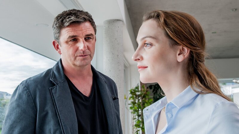 Dr. Martin Gruber wirbt bei Nicole Jenninger um Verständnis für Saskia Diekhaus und hofft, dass sie bereit ist, zu helfen. – Bild: ZDF und Stefanie Leo