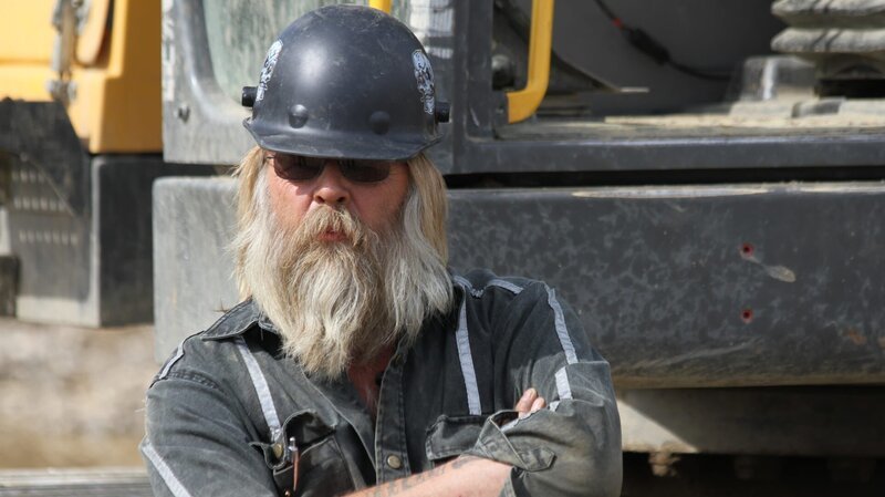 Tony Beets standing in front of a machine. – Bild: Discovery Communications/​E Gorsuch