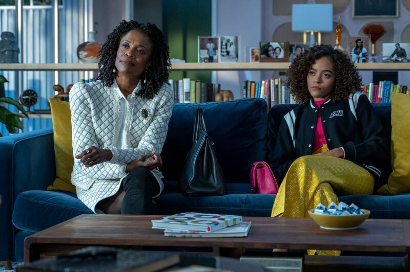 Episode 03 – Laila – Brooke struggles to draw genuine answers out of her newest patient Laila, who’s been dragged to therapy by her concerned grandmother over recent „life choices,“ before switching gears and empowering the 18-year-old to seize her agency. – Bild: Home Box Office, Inc.