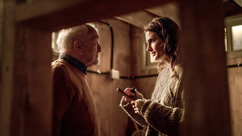 L-R: Warren Byrne( Paul Freeman ) & Emily Byrne ( Stana Katic ) – Bild: AXN Black