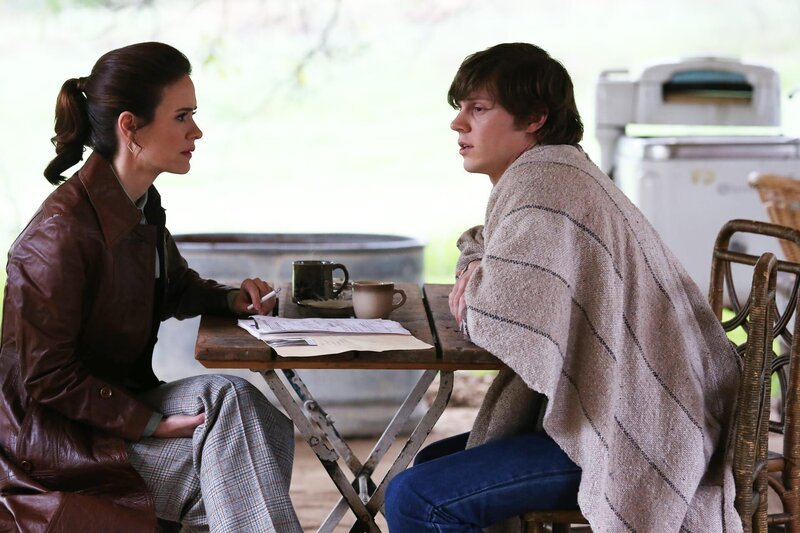 AMERICAN HORROR STORY Madness Ends-- Episode 213 (Airs Wednesday, January 23, 10:00 pm e/​p) -- Pictured: (L-R) Sarah Paulson as Lana Winters, Evan Peters as Kit Walker – Bild: Byron Cohen/​FX