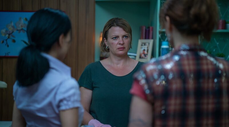 Kathi (Jördis Triebel, Mitte) versteht den Streit zwischen Jenny (Yvonne Yung Hee Bormann, li.) und Lulu (Deborah Kaufmann, re.) nicht. – Bild: ARD Degeto Fim/​UFA Fiction GmbH/​Oliver Vaccaro